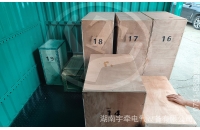 一批礦用湘潭電機(jī)車(chē)配件裝車(chē)發(fā)往海外